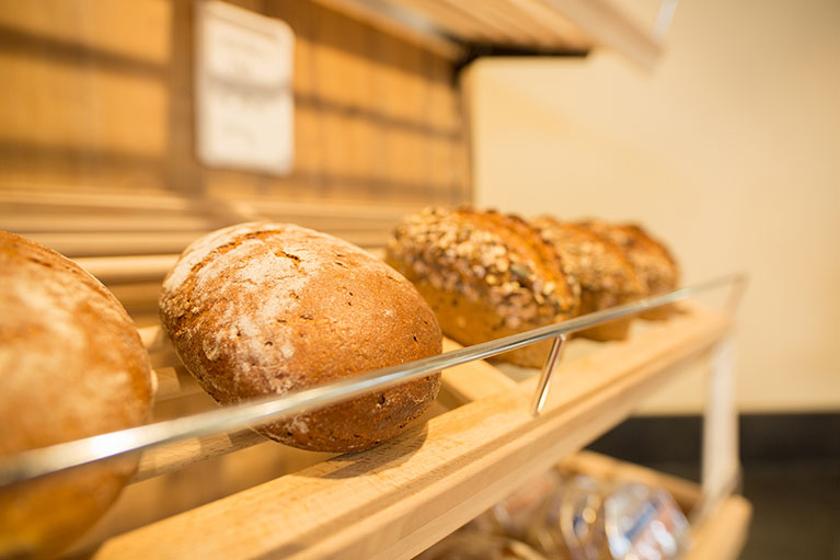 Frisches Brot und Backwaren im Hofladen von Marita Wilms in Kaarst